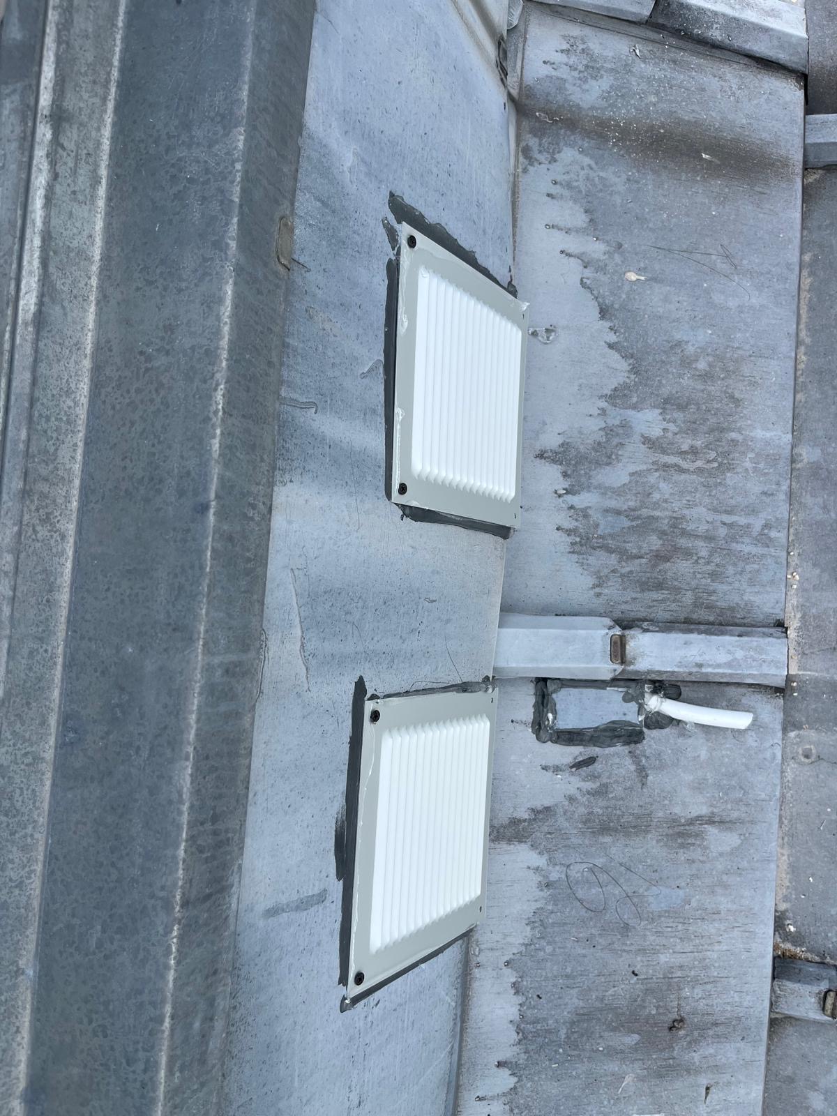 Traversée de toiture en zinc pour une installation de climatisation